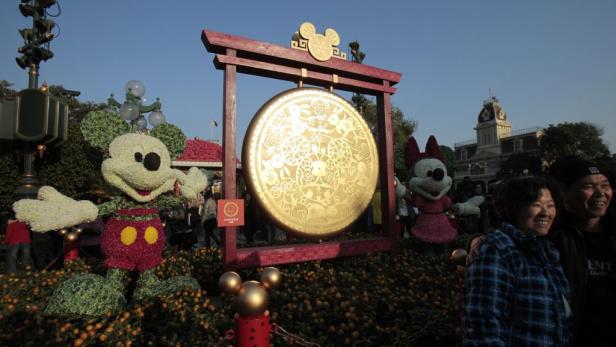 Dekorationen mit Mickey Mouse und Minnie Mouse vor einem goldenen Gong im Disneyland.