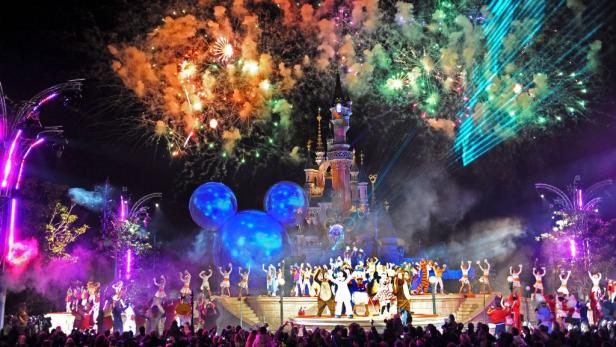 Eine farbenfrohe Feuerwerksshow vor dem Dornröschenschloss im Disneyland Park.