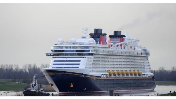 Ein großes Kreuzfahrtschiff fährt auf einem Fluss.