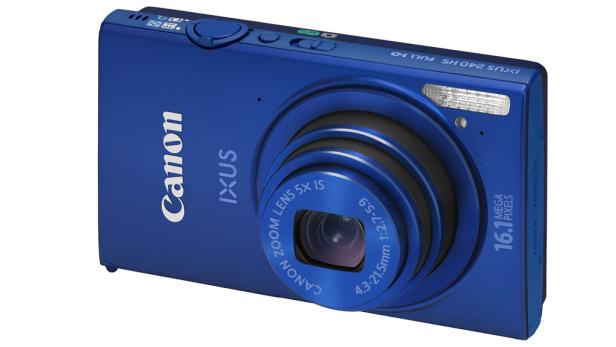 Eine blaue Canon IXUS 240HS Kompaktkamera.
