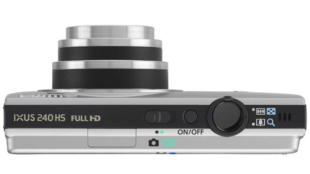 Eine silberne Canon IXUS 240 HS Kompaktkamera von oben fotografiert.
