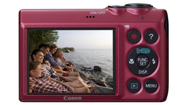 Auf dem Display einer roten Canon-Kamera ist eine Familie am See zu sehen.