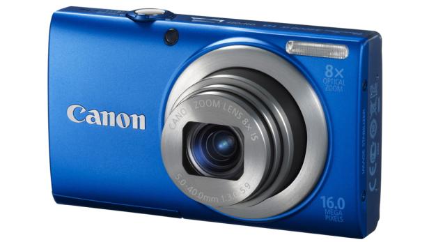 Eine blaue Canon Kompaktkamera mit einem 8x optischen Zoomobjektiv.