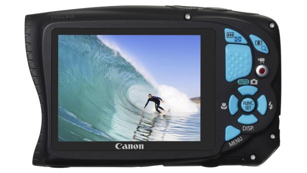 Auf dem Display einer Canon-Kamera ist ein Surfer in einer Welle zu sehen.