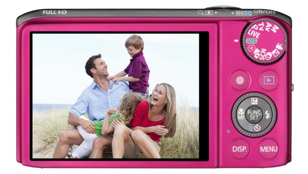 Auf dem Display einer pinkfarbenen Kamera ist eine glückliche Familie am Strand zu sehen.