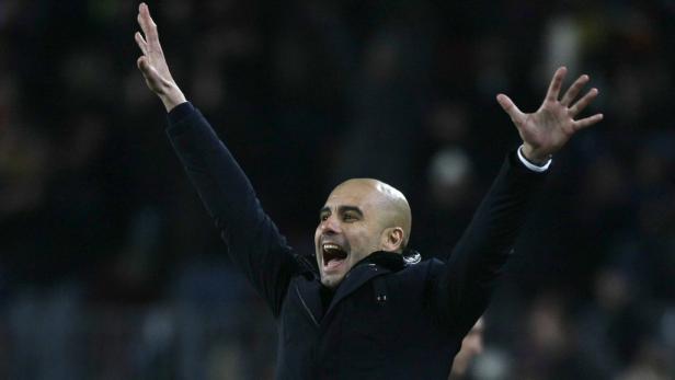 Pep Guardiola jubelt mit erhobenen Armen.