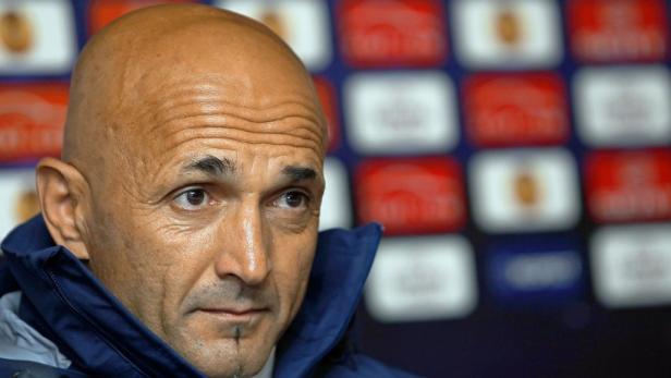 Luciano Spalletti, der Trainer der italienischen Nationalmannschaft, blickt zur Seite.