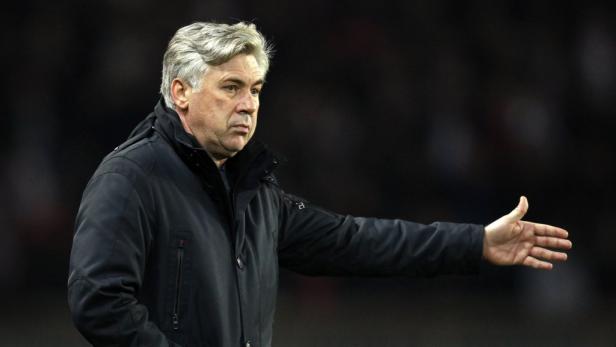 Carlo Ancelotti gestikuliert während eines Spiels.