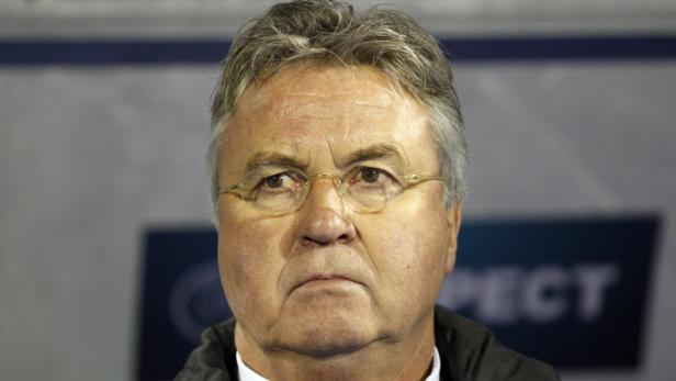 Nahaufnahme von Guus Hiddink mit ernstem Gesichtsausdruck.