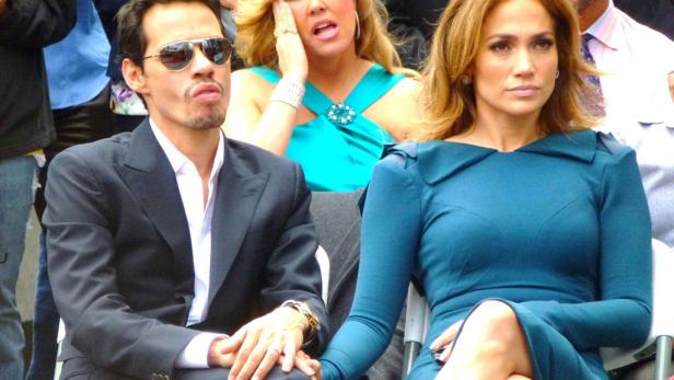 Jennifer Lopez und Marc Anthony sitzen zusammen bei einer Veranstaltung.