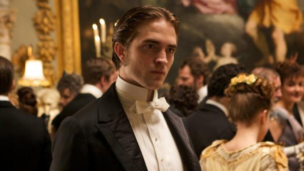 Robert Pattinson in formeller Kleidung auf einer Veranstaltung.