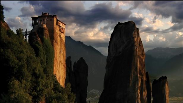 Ein Kloster thront auf einem hohen Felsen in Meteora, Griechenland.