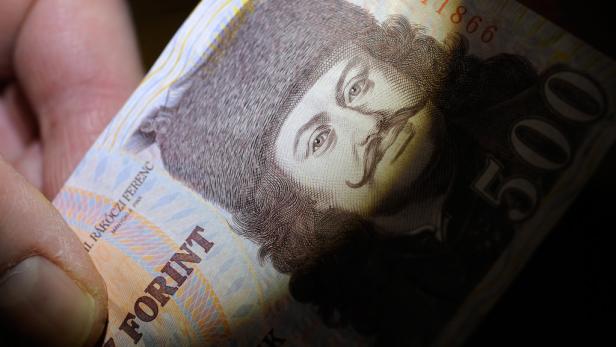Eine Hand hält einen 500-Forint-Schein mit dem Porträt von Ferenc Rákóczi II..