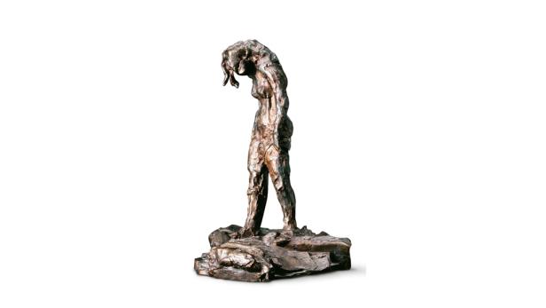 Eine Bronzestatue einer gebeugten, weiblichen Figur auf einem Sockel.