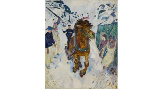 Ein von einem Pferd gezogener Schlitten fährt durch den Schnee, begleitet von mehreren Personen.