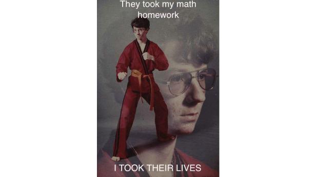 Ein junger Mann im Karateanzug posiert vor einem verschwommenen Porträt von sich selbst.