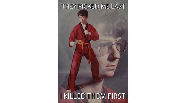 Ein Mann in einem roten Karateanzug mit gelbem Gürtel posiert selbstbewusst vor einem Porträt von sich selbst.