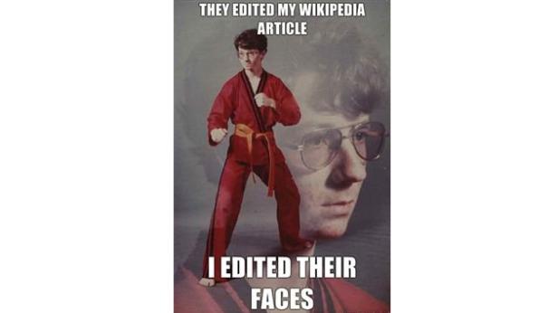 Ein Mann im Karateanzug steht in Kampfpose vor einem verschwommenen Porträt von sich selbst.