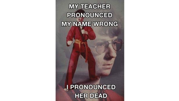 Ein Mann im Karateanzug steht vor einem Porträt eines Mannes mit Brille.