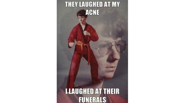 Ein Mann im Karateanzug steht vor einem verschwommenen Porträt von sich selbst mit Brille.