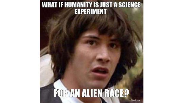 Ein Meme mit Keanu Reeves, der überrascht aussieht, mit dem Text: „Was wäre, wenn die Menschheit nur ein wissenschaftliches Experiment für eine außerirdische Rasse wäre?“.