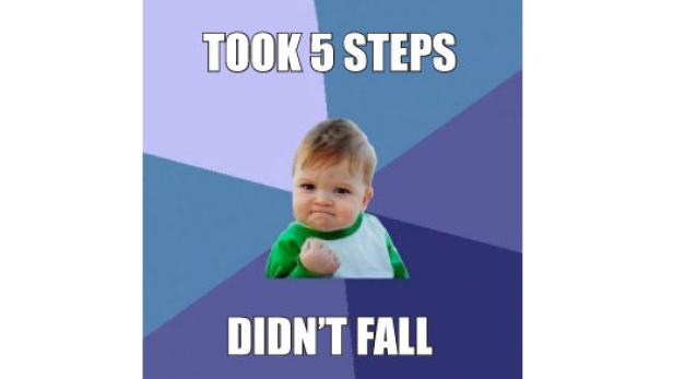 Ein Baby ballt die Faust und blickt entschlossen in die Kamera; darüber und darunter steht Text.