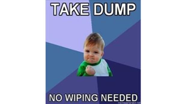 Ein Meme mit einem entschlossenen Baby und dem Text „Take Dump. No Wiping Needed.“.