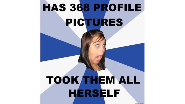 Ein Meme mit einer Frau, die überrascht aussieht, und dem Text „Hat 368 Profilbilder. Hat sie alle selbst gemacht.“.
