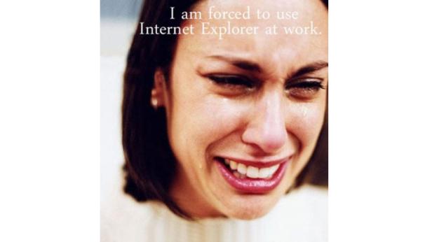 Eine weinende Frau, die gezwungen ist, Internet Explorer bei der Arbeit zu benutzen.