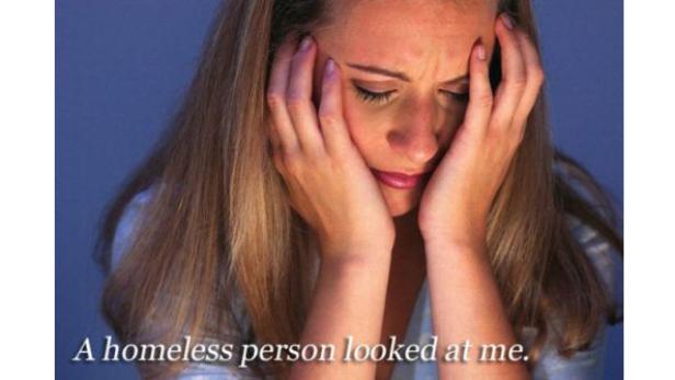 Eine Frau hält ihre Hände an ihren Kopf und schaut traurig.