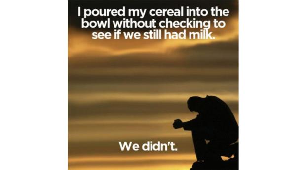 Eine Silhouette einer traurigen Person vor einem Sonnenuntergang, mit dem Text: „Ich habe mein Müsli in die Schüssel gegossen, ohne zu prüfen, ob wir noch Milch haben. Hatten wir nicht.“.