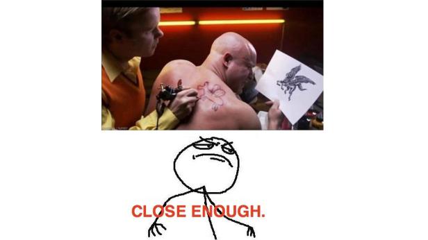 Ein Mann bekommt ein Tattoo von einem geflügelten Einhorn auf seinen Rücken tätowiert.