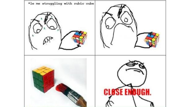 Ein Meme-Comic zeigt, wie jemand frustriert versucht, einen Zauberwürfel zu lösen und ihn schließlich mit Farbe bemalt.