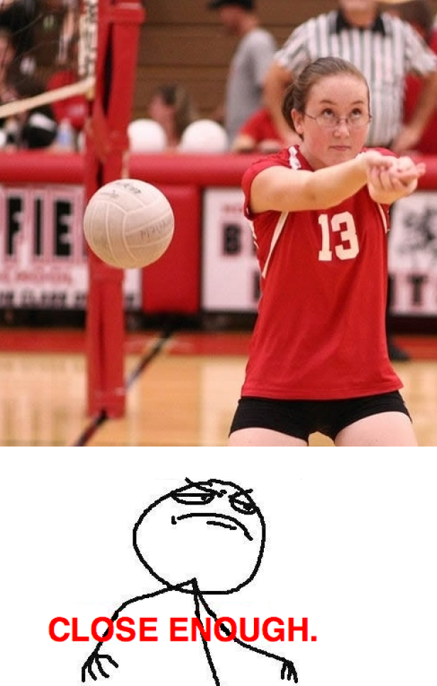 Eine Volleyballspielerin mit der Nummer 13 schlägt einen Ball.