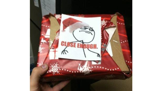 Ein Geschenk, verziert mit einem „Close Enough“-Meme mit Weihnachtsmütze.