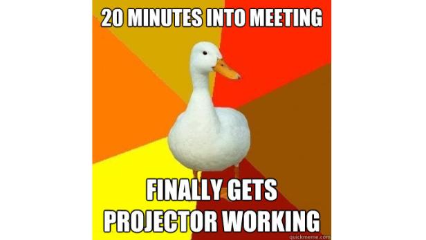 Ein Meme mit einer Ente, das sich über die Schwierigkeiten mit einem Projektor in einem Meeting lustig macht.
