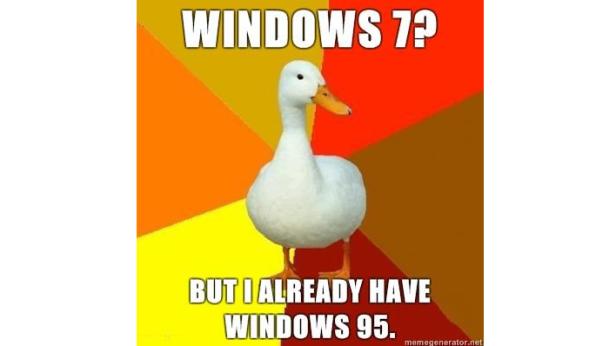 Eine Ente vor einem farbigen Hintergrund mit dem Text „Windows 7? Aber ich habe bereits Windows 95.“.
