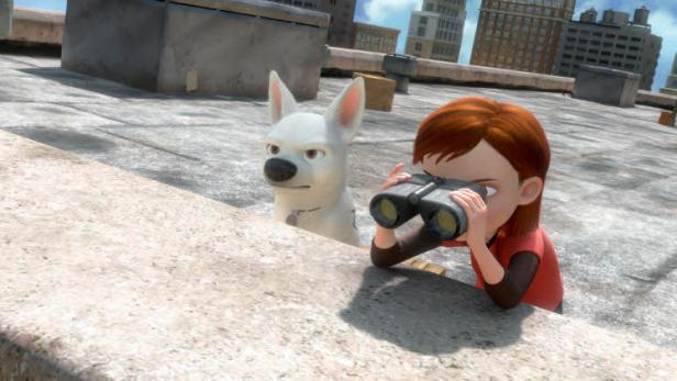Penny und Bolt beobachten mit einem Fernglas die Stadt.