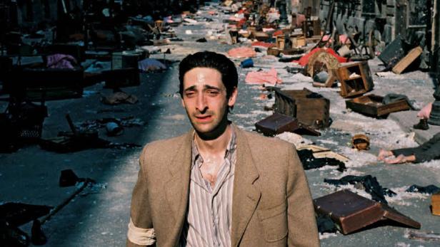 Adrien Brody steht inmitten einer zerstörten Straße in „Der Pianist“.