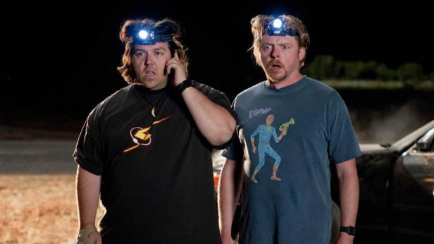 Die Schauspieler Nick Frost und Simon Pegg mit Stirnlampen in einer dunklen Umgebung.