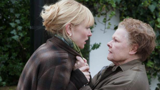 Cate Blanchett und Judi Dench in einer angespannten Szene.