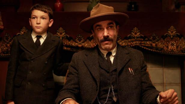 Daniel Day-Lewis mit einem Kinderschauspieler in einer Szene aus dem Film „There Will Be Blood“.