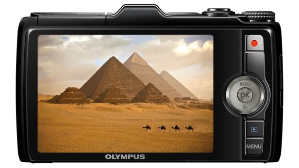 Eine Kamera zeigt auf ihrem Display die Pyramiden von Gizeh mit einer Kamelkarawane.