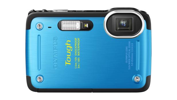 Eine blaue, wasserdichte Olympus Tough Kompaktkamera von hinten.