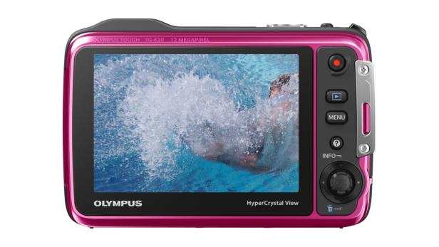 Die Rückseite einer pinkfarbenen Olympus Tough TG-620 Kamera zeigt ein Foto von jemandem, der im Wasser schwimmt.