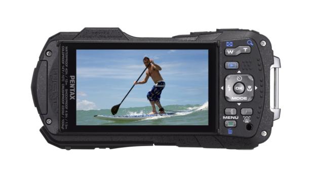 Ein Mann paddelt auf einem Surfbrett, aufgenommen mit einer Pentax-Kamera.