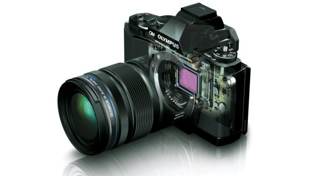 Eine Olympus OM-D E-M5 Kamera mit einem transparenten Gehäuse, das die interne Mechanik zeigt.