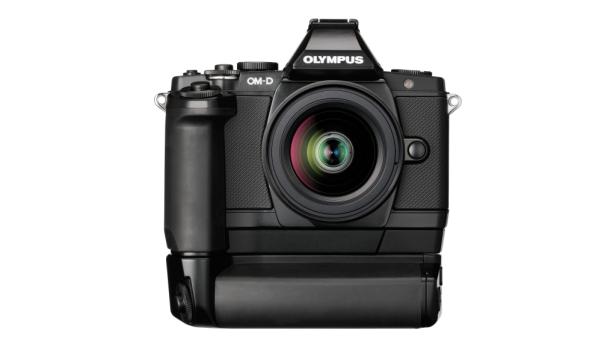 Eine schwarze Olympus OM-D Kamera mit Batteriegriff vor einem weißen Hintergrund.