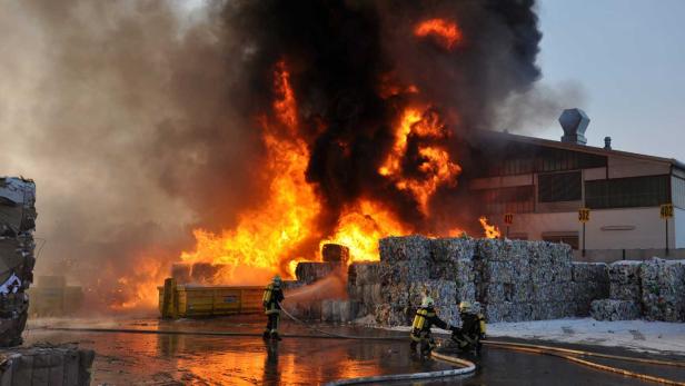 Leopoldsdorf: Großbrand in Recyclingfirma