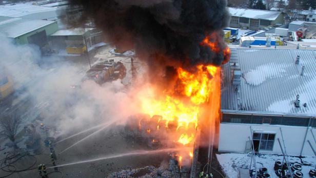 Leopoldsdorf: Großbrand in Recyclingfirma